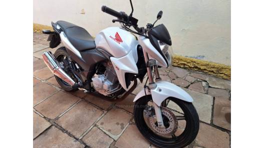 HONDA - CB 300R - 2014/2014 - Branca - R$ 13.900,00