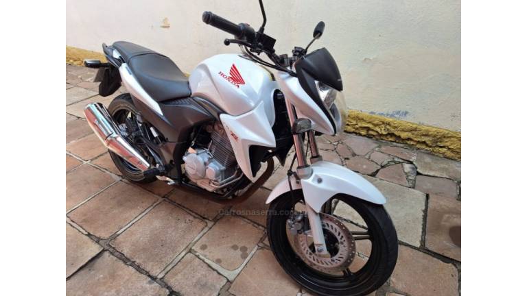 HONDA - CB 300R - 2014/2014 - Branca - R$ 13.900,00
