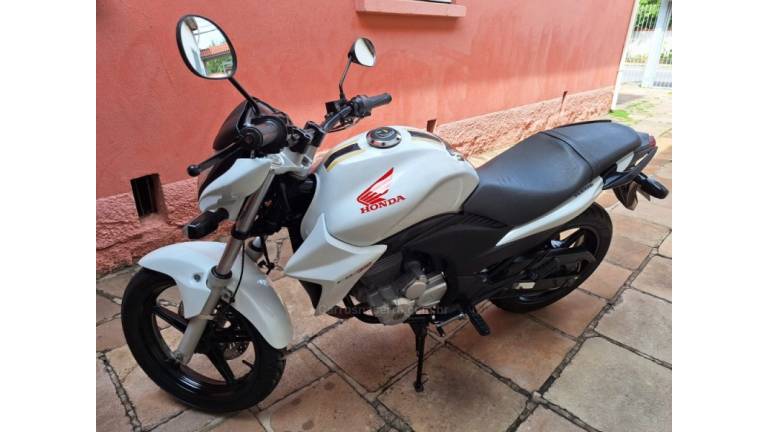 HONDA - CB 300R - 2014/2014 - Branca - R$ 13.900,00