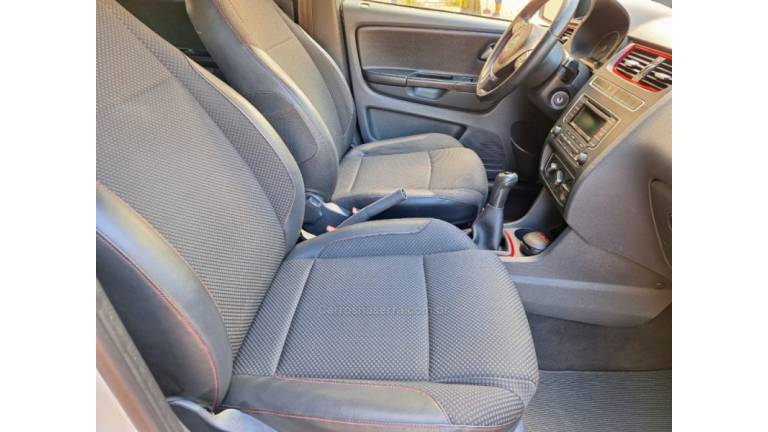 VOLKSWAGEN - FOX - 2014/2014 - Branca - R$ 48.900,00