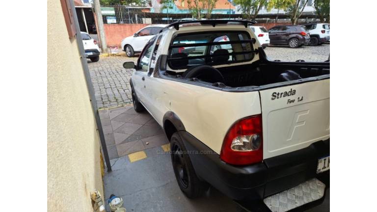 FIAT - STRADA - 2006/2006 - Branca - R$ 31.900,00